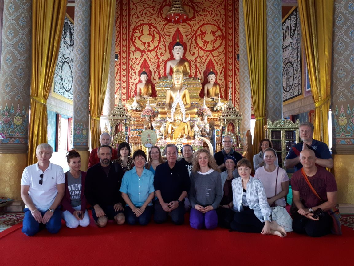 Группа студентов Оздоровительного Медицинского Цигун в Буддийском храме